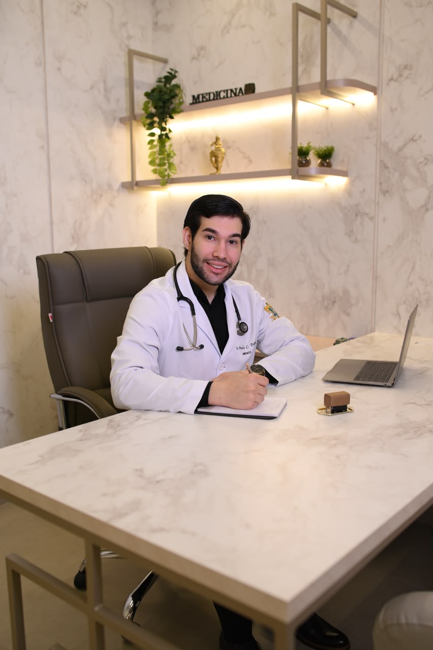 Dr. Paulo Cézar Farias, de jaleco, em seu consultório