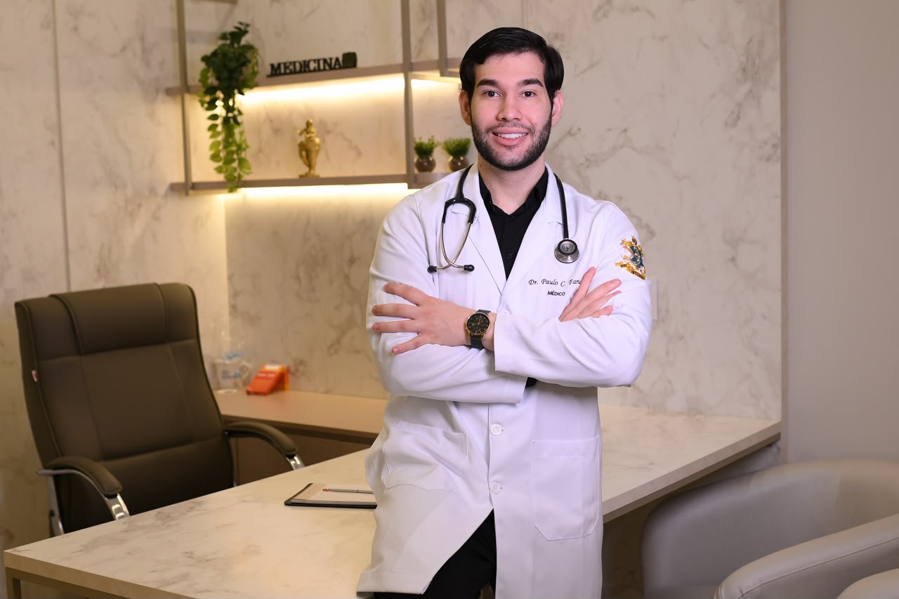 Dr. Paulo Cézar Farias em seu consultório na Clínica Exata